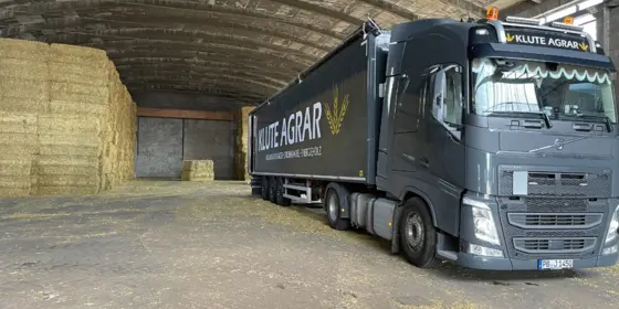 Stroh in Quaderballen Top Qualität frei Hof geliefert ansehen