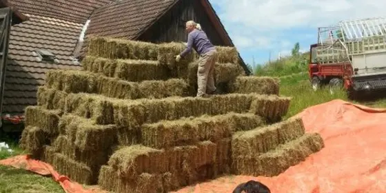 &Ouml;koheu feldgetrocknet zu Kleinballen gepresst, ab Hof Fr. 35.-/100 kg ansehen